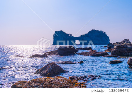 南紀白浜の円月島 南紀白浜の円月島 138069478