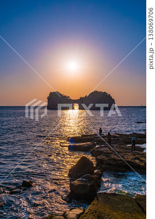 南紀白浜の円月島の夕景 南紀白浜の円月島の夕景 138069706
