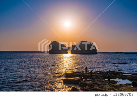南紀白浜の円月島の夕景 138069708