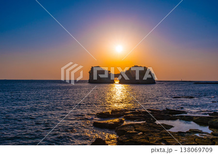 南紀白浜の円月島の夕景 138069709