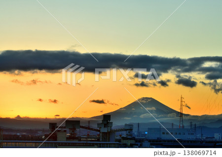 青空とコントラストが美しい夕焼けの空と富士山 138069714