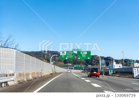 静岡県静岡市 東名高速道路の清水ジャンクション付近を走行中の乗用車 静岡県静岡市 東名高速道路の清水ジャンクション付近を走行中の乗用車 138069739