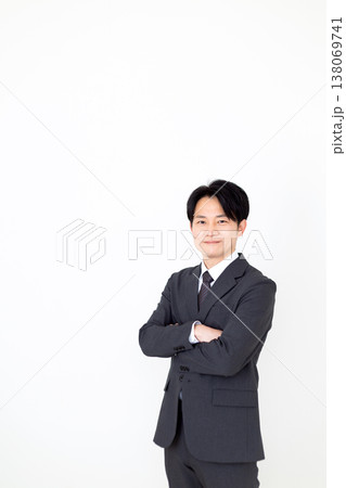 スーツを着たミドル男性ビジネスマン 138069741