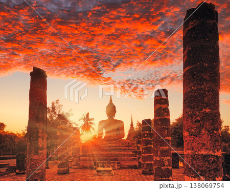 スコータイ歴史公園のワット・マハータート遺跡の夕景 138069754