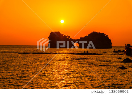 南紀白浜の円月島の夕景 南紀白浜の円月島の夕景 138069901