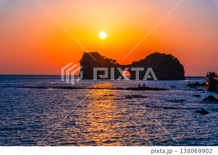 南紀白浜の円月島に沈む夕陽 138069902
