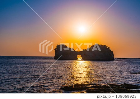 南紀白浜の円月島の夕景 南紀白浜の円月島の夕景 138069925