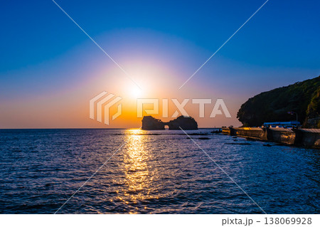 南紀白浜の円月島の夕景 南紀白浜の円月島の夕景 138069928