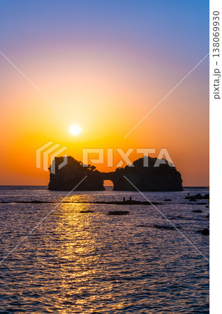 南紀白浜の円月島の夕景 南紀白浜の円月島の夕景 138069930