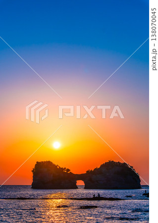 南紀白浜の円月島に沈む夕陽 138070045