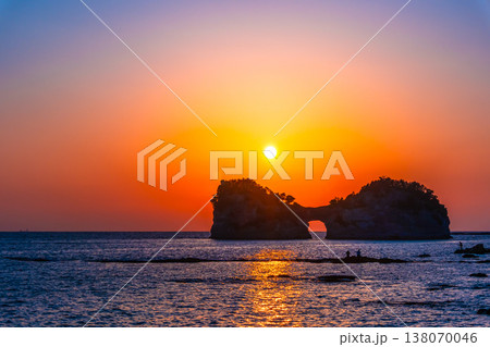 南紀白浜の円月島に沈む夕陽 南紀白浜の円月島に沈む夕陽 138070046