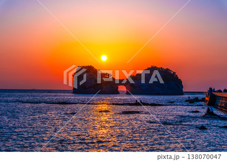 南紀白浜の円月島に沈む夕陽 南紀白浜の円月島に沈む夕陽 138070047