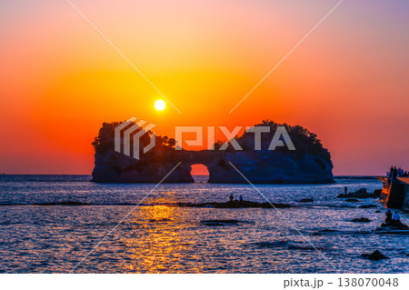 南紀白浜の円月島に沈む夕陽 南紀白浜の円月島に沈む夕陽 138070048