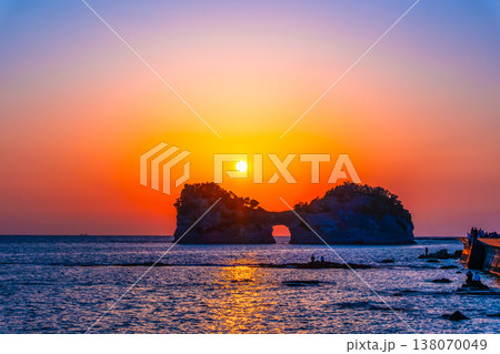 南紀白浜の円月島に沈む夕陽 南紀白浜の円月島に沈む夕陽 138070049