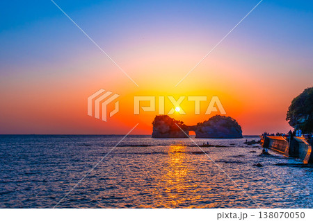 南紀白浜の円月島に沈む夕陽 南紀白浜の円月島に沈む夕陽 138070050