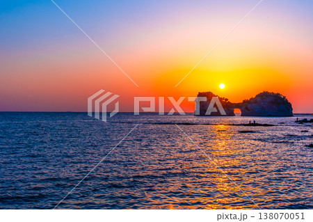 南紀白浜の円月島に沈む夕陽 南紀白浜の円月島に沈む夕陽 138070051