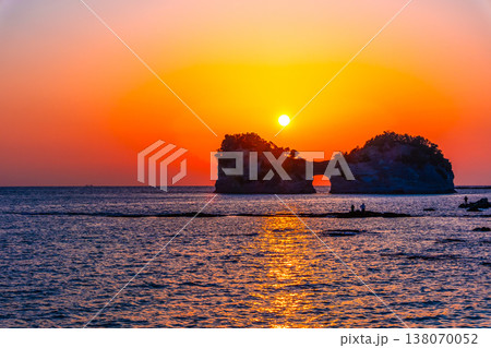 南紀白浜の円月島に沈む夕陽 南紀白浜の円月島に沈む夕陽 138070052