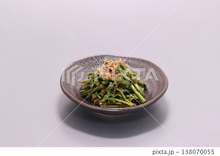 ワラビのおひたし　春の料理　蕨 138070055