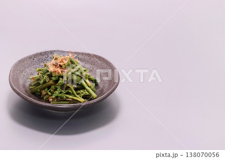 ワラビのおひたし　春の料理　蕨 138070056
