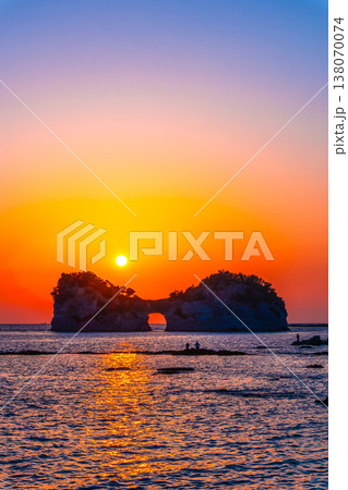 南紀白浜の円月島に沈む夕陽 南紀白浜の円月島に沈む夕陽 138070074