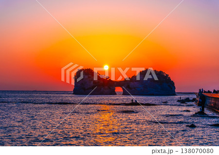 南紀白浜の円月島に沈む夕陽 138070080