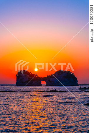 南紀白浜の円月島に沈む夕陽 南紀白浜の円月島に沈む夕陽 138070081