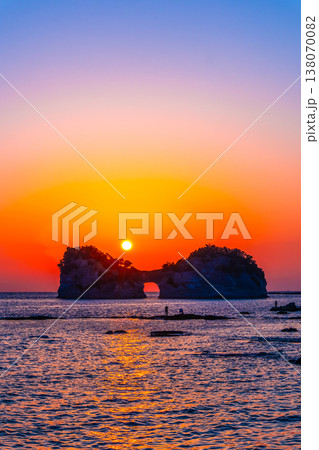 南紀白浜の円月島に沈む夕陽 138070082