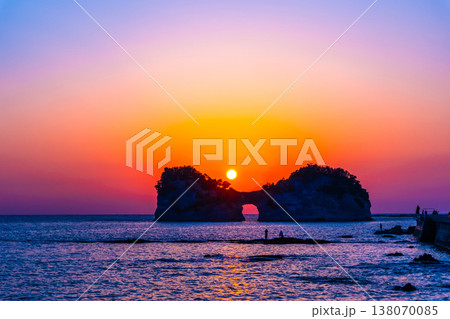 南紀白浜の円月島に沈む夕陽 南紀白浜の円月島に沈む夕陽 138070085