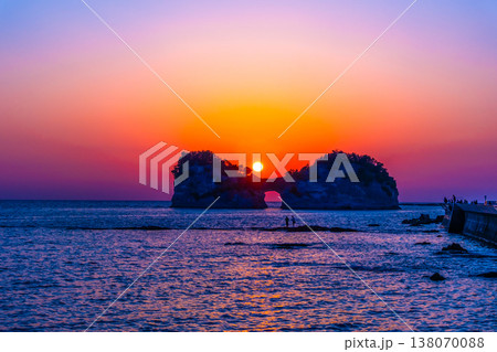 南紀白浜の円月島に沈む夕陽 138070088