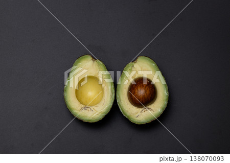 黒背景とアボカド　縦半分に切って種が見えているアボカド 138070093