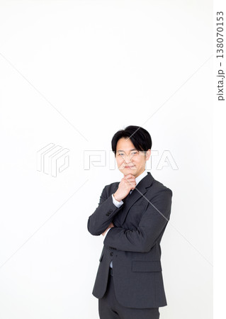 腕組みをするミドル男性ビジネスマン 腕組みをするミドル男性ビジネスマン 138070153