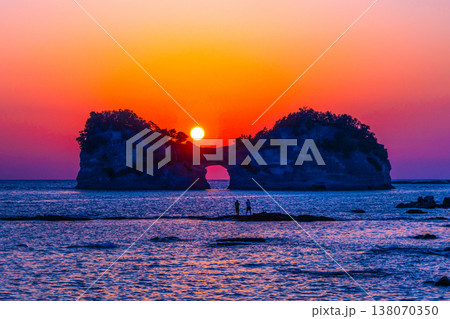 南紀白浜の円月島の夕景 138070350