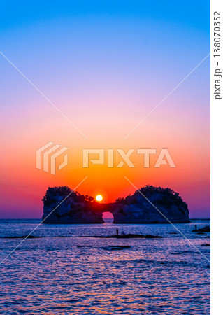 南紀白浜の円月島の夕景 138070352