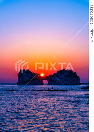 南紀白浜の円月島の夕景 138070353