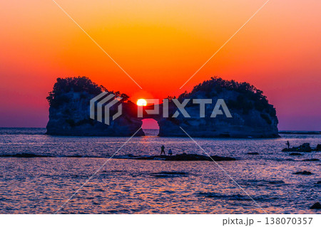 南紀白浜の円月島の夕景 南紀白浜の円月島の夕景 138070357