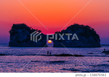 南紀白浜の円月島の夕景 138070361