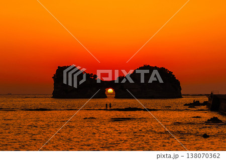 南紀白浜の円月島の夕景 南紀白浜の円月島の夕景 138070362