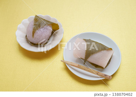 桜餅|2種類の桜餅(長命寺・道明寺)・金背景 桜餅|2種類の桜餅(長命寺・道明寺)・金背景 138070402