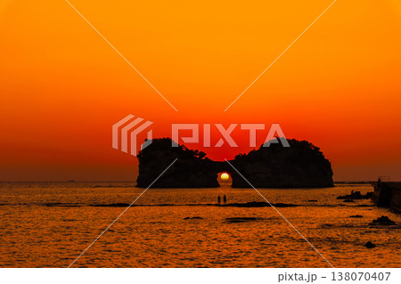 南紀白浜の円月島に沈む夕陽 南紀白浜の円月島に沈む夕陽 138070407