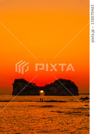 南紀白浜の円月島に沈む夕陽 南紀白浜の円月島に沈む夕陽 138070483
