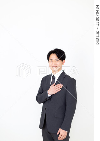 スーツを着たミドル男性ビジネスマン 138070484