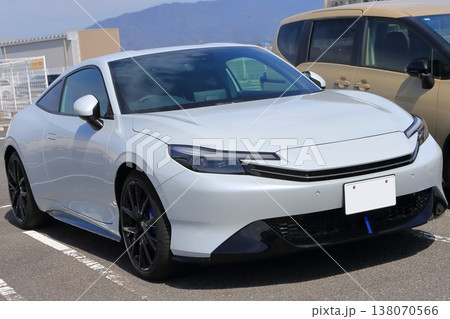 白い国産スポーツカー 138070566