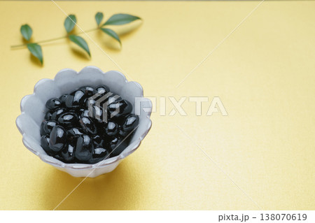 黒豆の煮物・おせち料理・金背景 黒豆の煮物・おせち料理・金背景 138070619