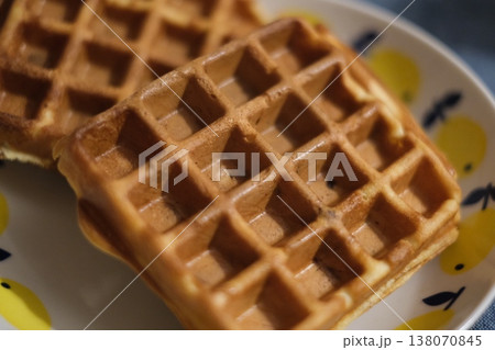ワッフルメーカーで作ったワッフル ワッフルメーカーで作ったワッフル 138070845
