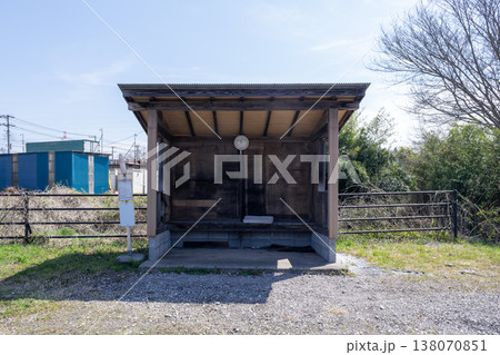 古びた田舎のバス停留所の小屋 138070851