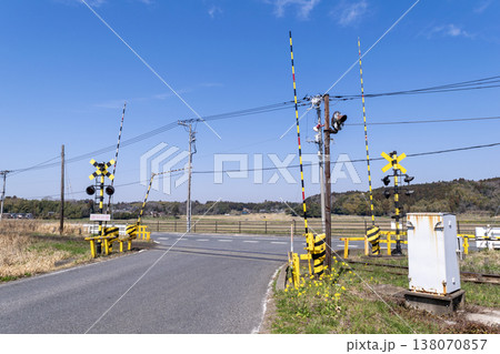 電車の踏み切り　遮断機 138070857