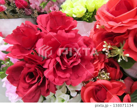 カラフルな造花の花束 138071134