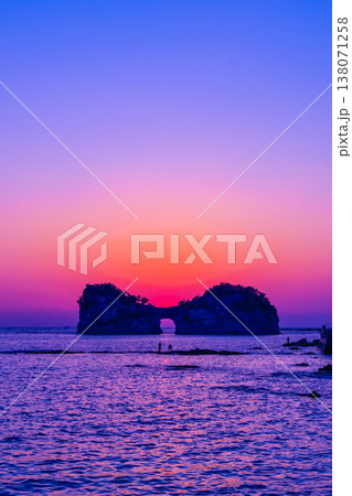 南紀白浜 円月島のマジックアワー 南紀白浜 円月島のマジックアワー 138071258