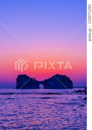 南紀白浜 円月島のマジックアワー 南紀白浜 円月島のマジックアワー 138071260
