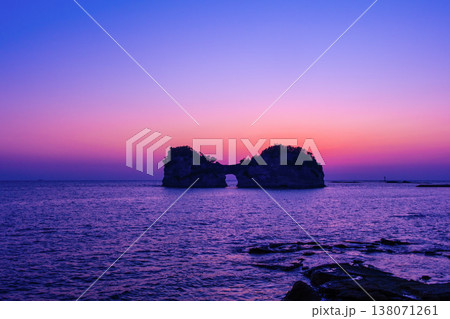 南紀白浜 円月島のマジックアワー 138071261